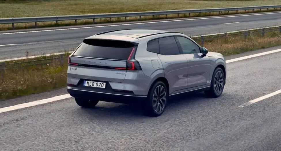 Volvo XC70 de traseira em movimento na estrada