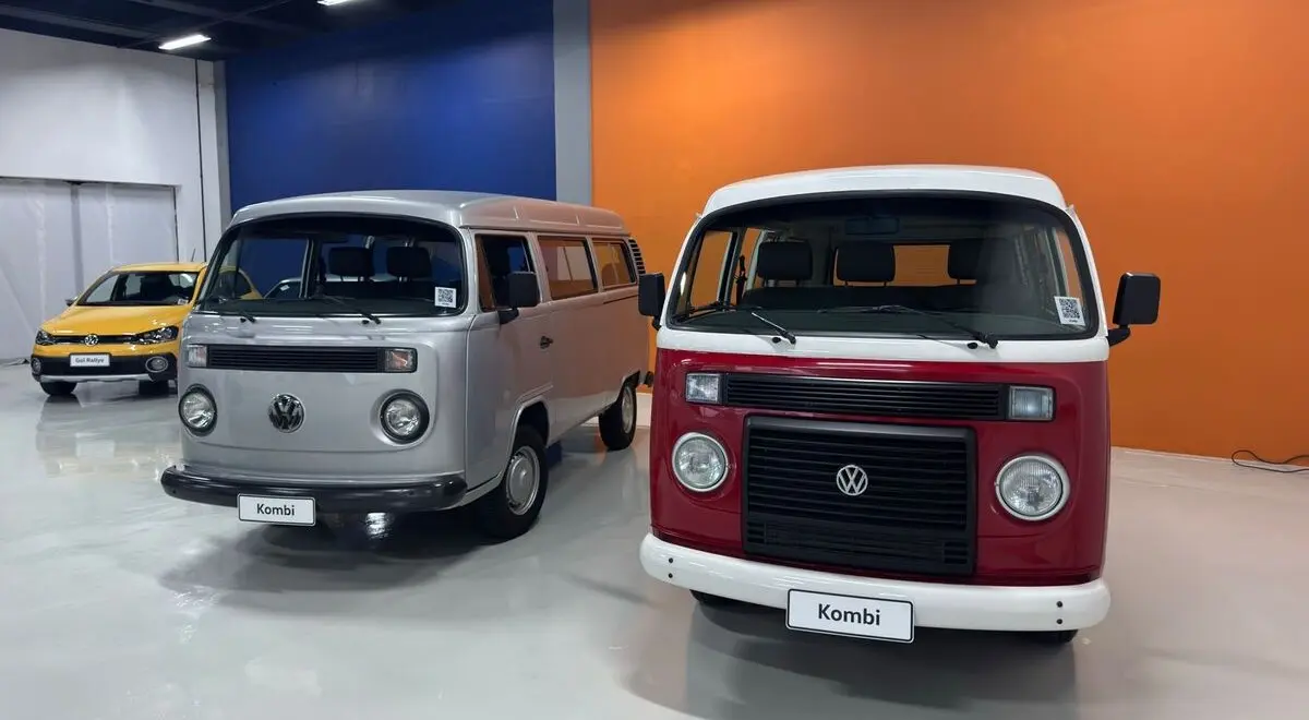 Duas Volkswagen Kombi, na Garagem Volkswagen