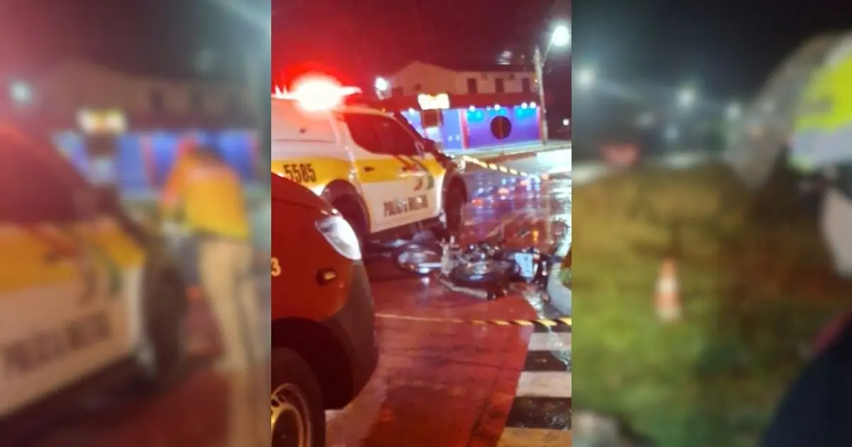 moto destruída após acidente na SC-445 e viatura ao redor