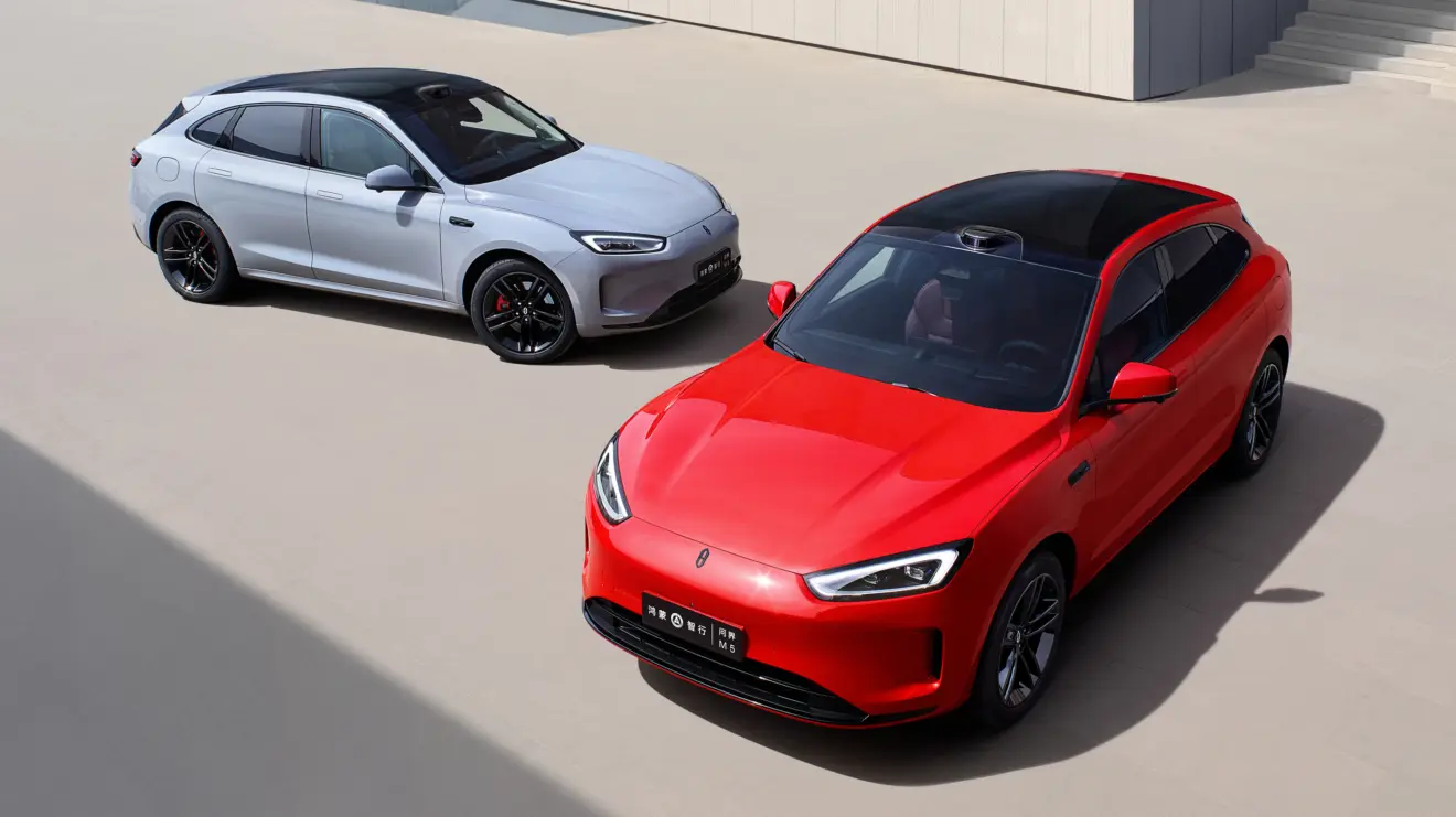 Aito M5 vermelho e branco, ambos de frente