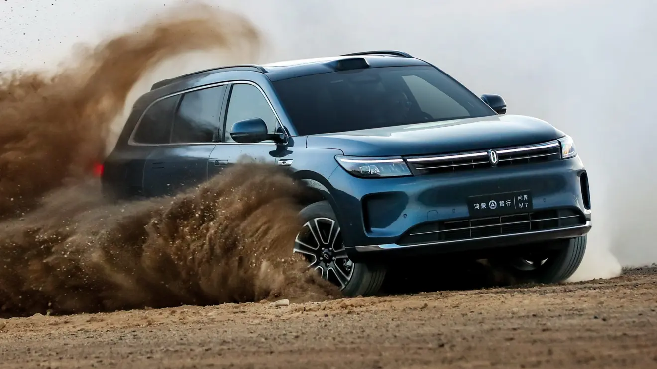 Aito M7 azul andando na terra