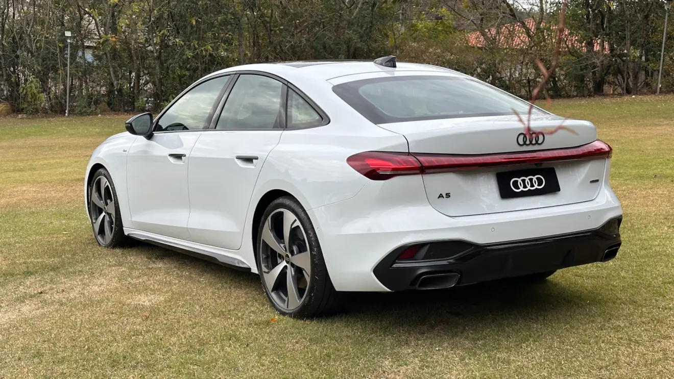 Audi A5 2026 branco de traseira