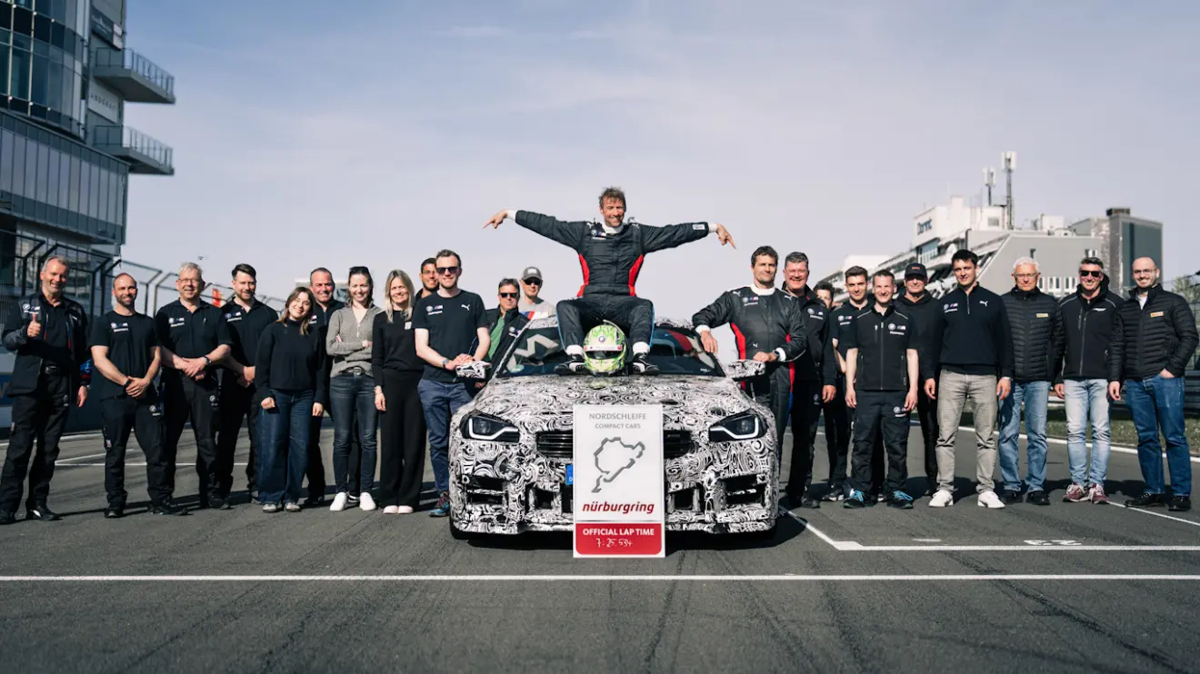 Equipe da BMW ao redor do protótipo do M2 CS após bater recorde de tempo