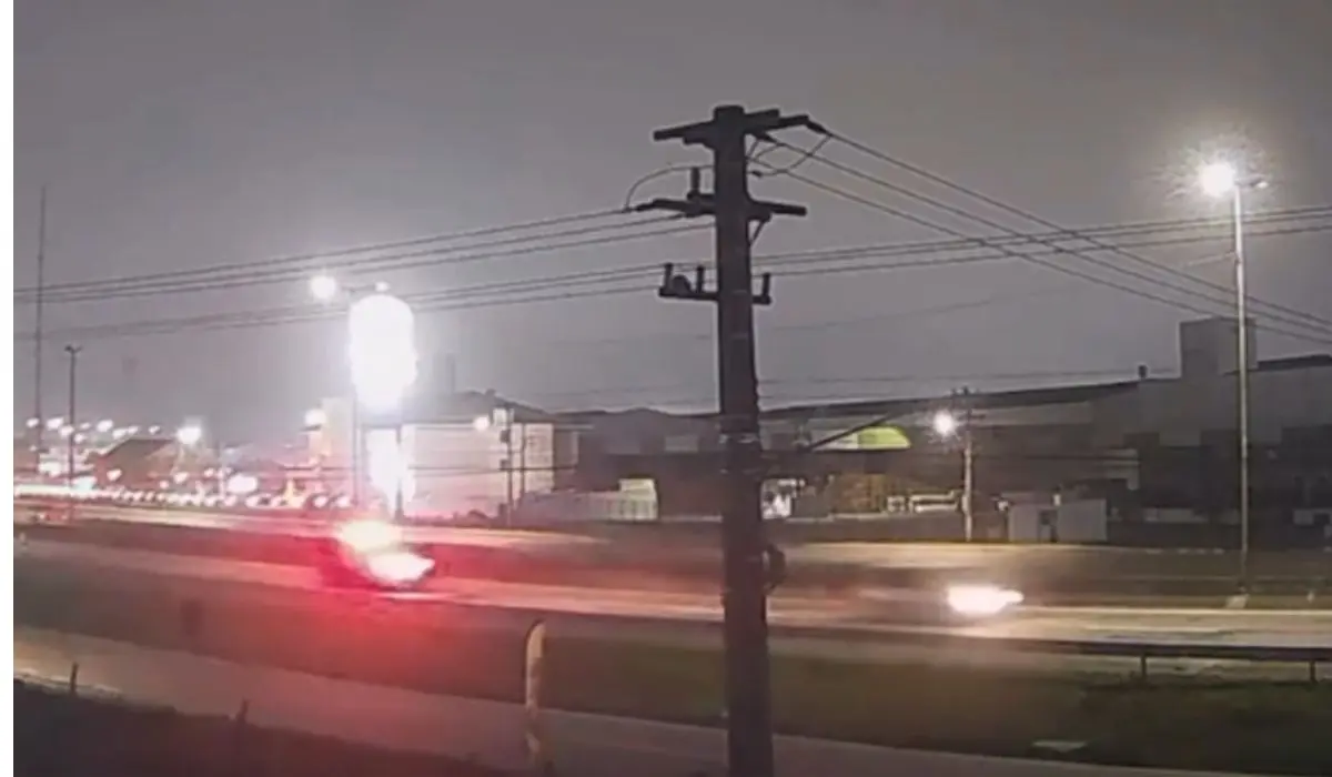 Viatura correndo atrás de carro em fuga na BR-101