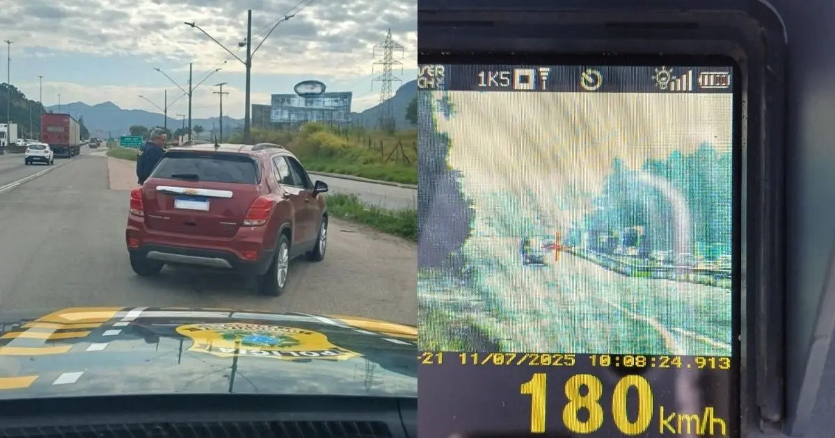 Chevrolet Tracker vermelho visto de trás e parado pela polícia