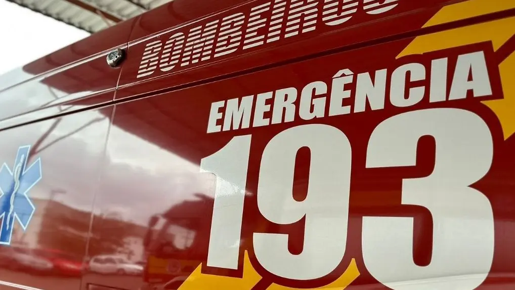 ambulância do corpo de bombeiros vista de lado