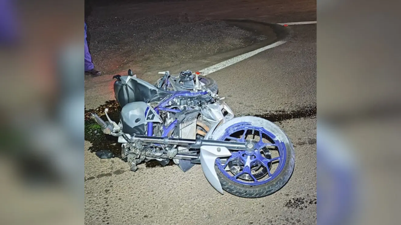 moto destruída após acidente na BR-282