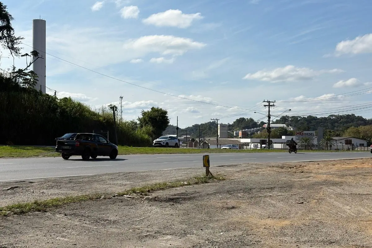 Trecho da BR-470 com carros passando