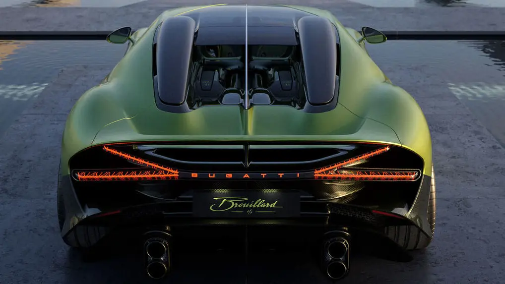 Bugatti Brouillard verde visto de trás e com lanternas acesas