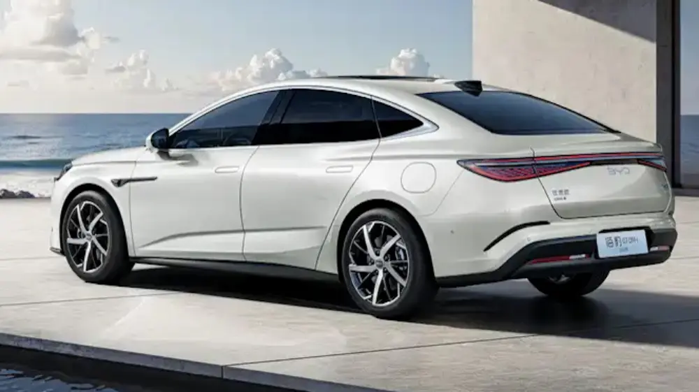 BYD Seal 07 DM-i branco visto de trás