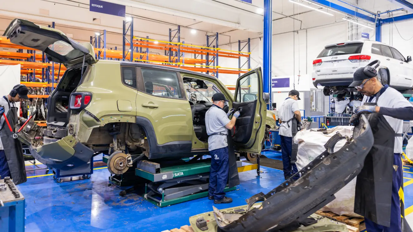 Carcaça de Jeep Renegade verde desmotado em centro de desmontagem da Stellantis