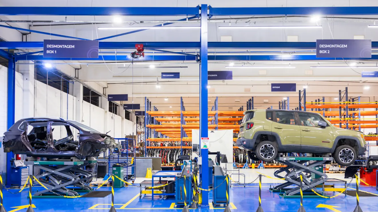 Carros parados no centro de desmontagem de peças da Stellantis