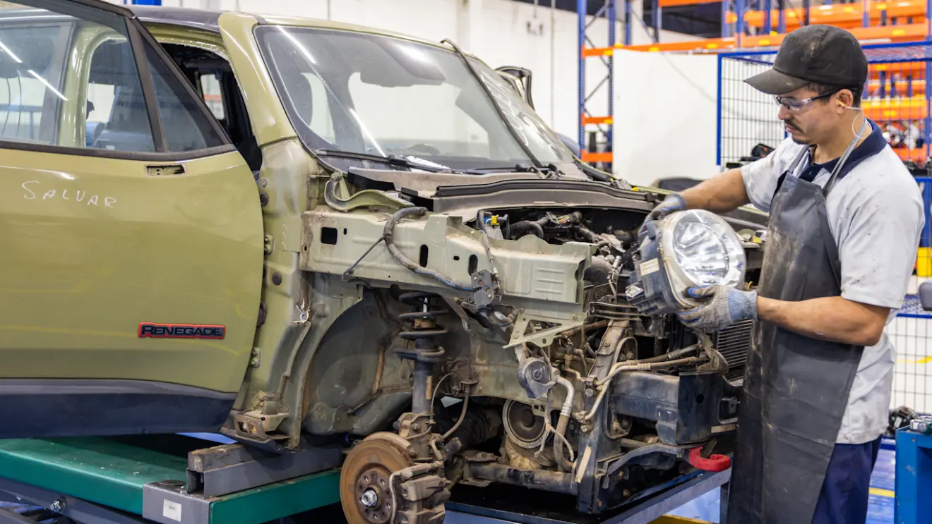 Carcaça de Jeep Renegade verde em centro de desmontagem