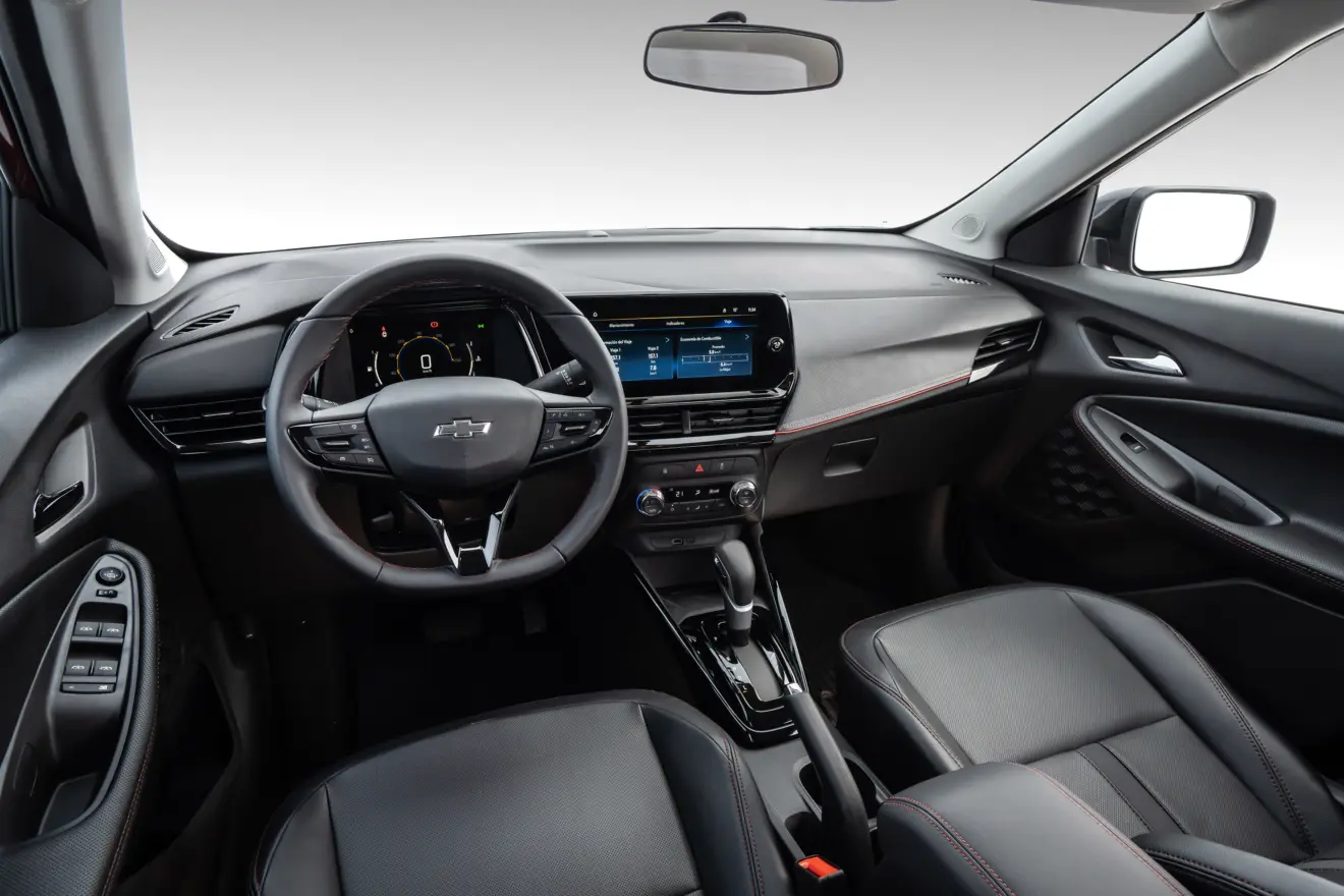 Interior com telas ligadas da Chevrolet Montana RS 2026