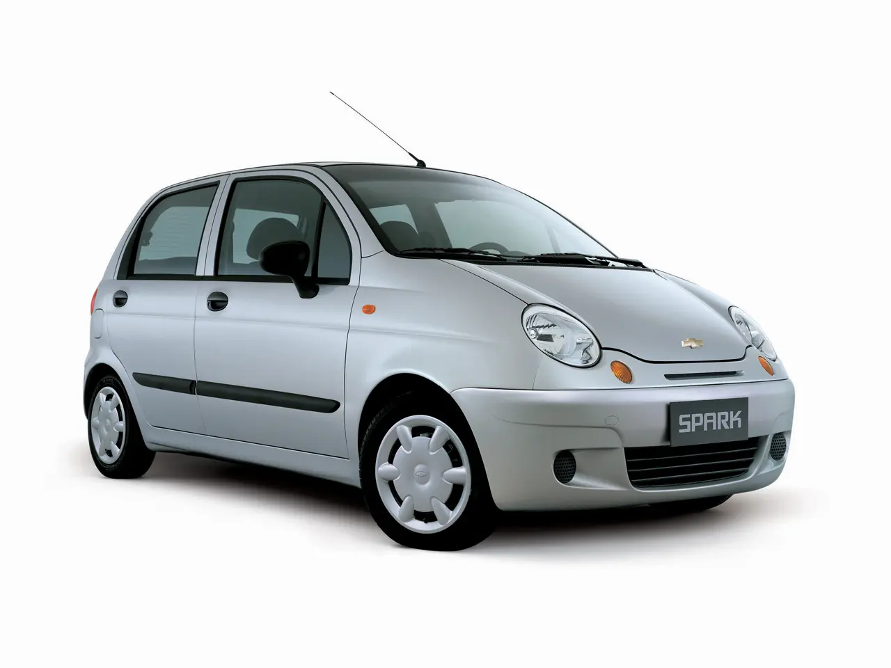 Chevrolet Spark prata visto de lado