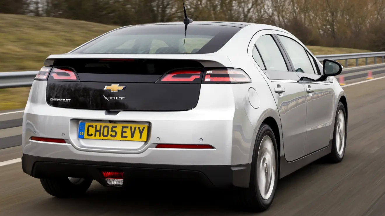 traseira do chevrolet volt phev prata