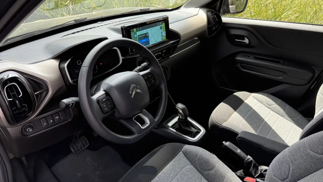 Painel do Citroën Basalt Feel CVT com telas ligadas