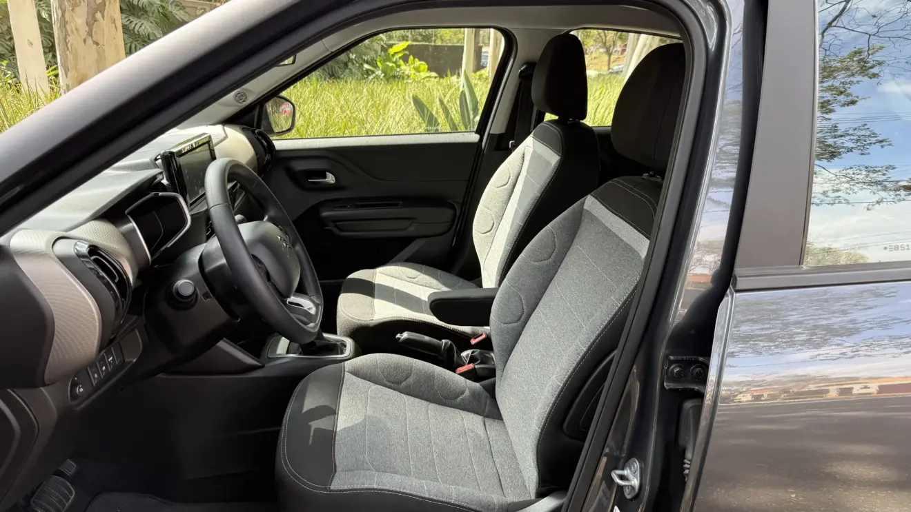 bancos dianteiros do Citroën Basalt Feel CVT