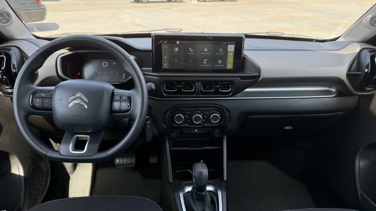 painel do Citroën Basalt Feel CVT com telas ligadas