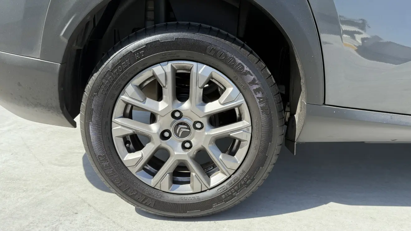 roda do Citroën Basalt Feel CVT pintada de cinza