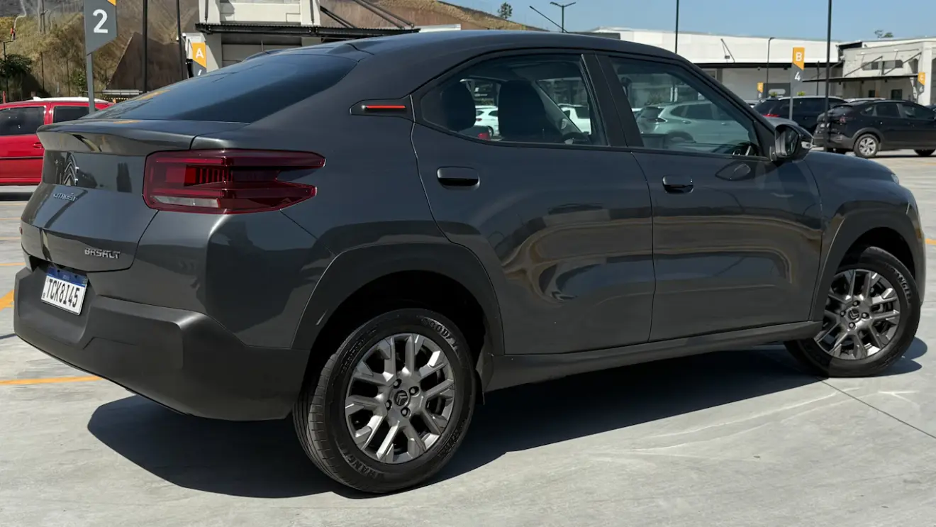 citroën Basalt Feel CVT cinza visto de trás