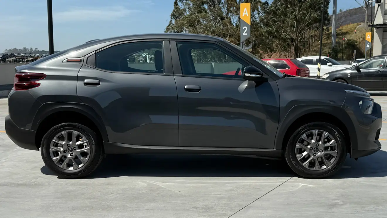 Citroën Basalt Feel CVT cinza visto de lado