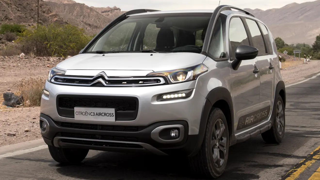 Citroën C3 Aircross prata visto de frente e com faróis acesos