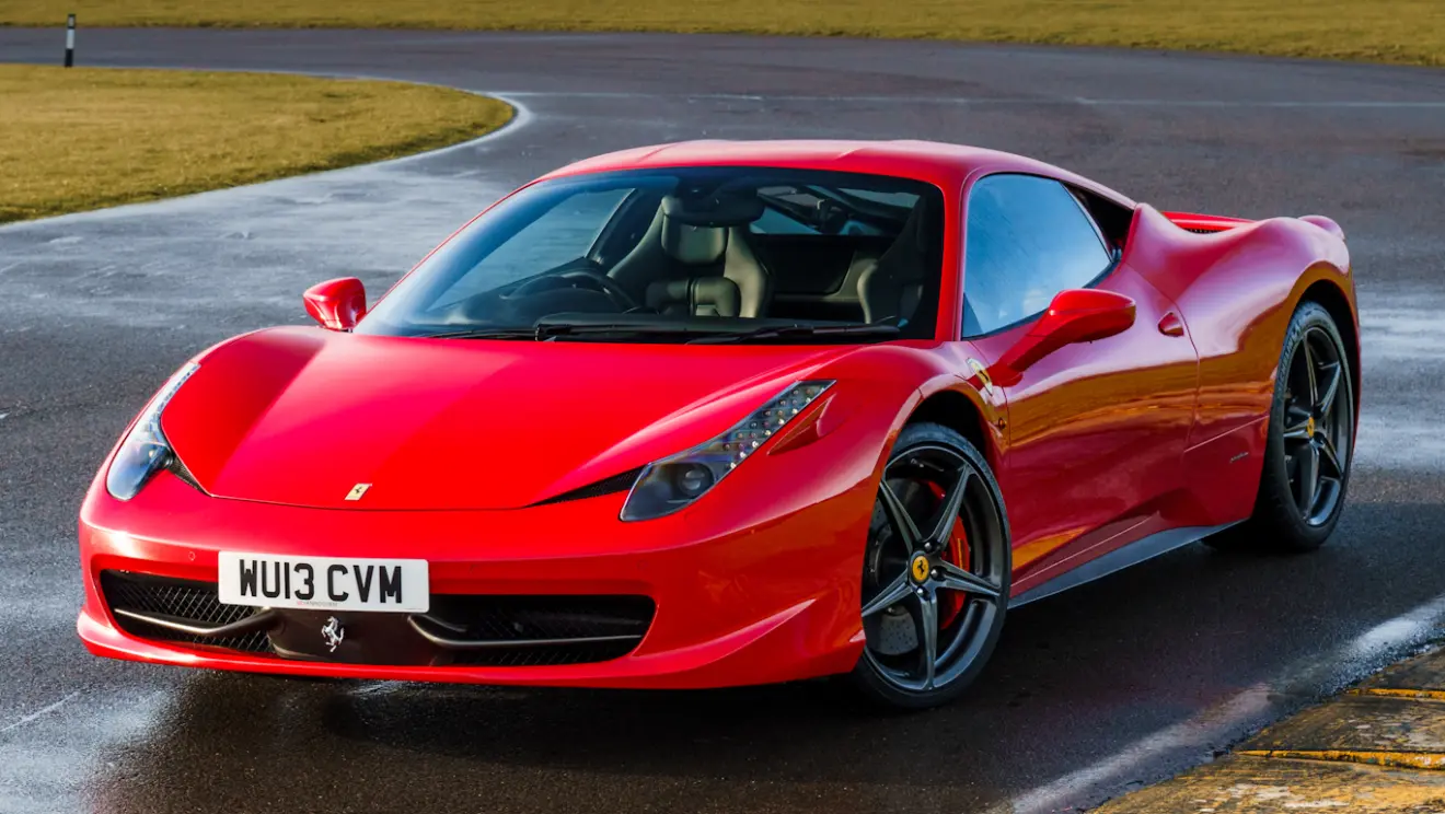 Ferrari 458 Itália vermelha vista de frente