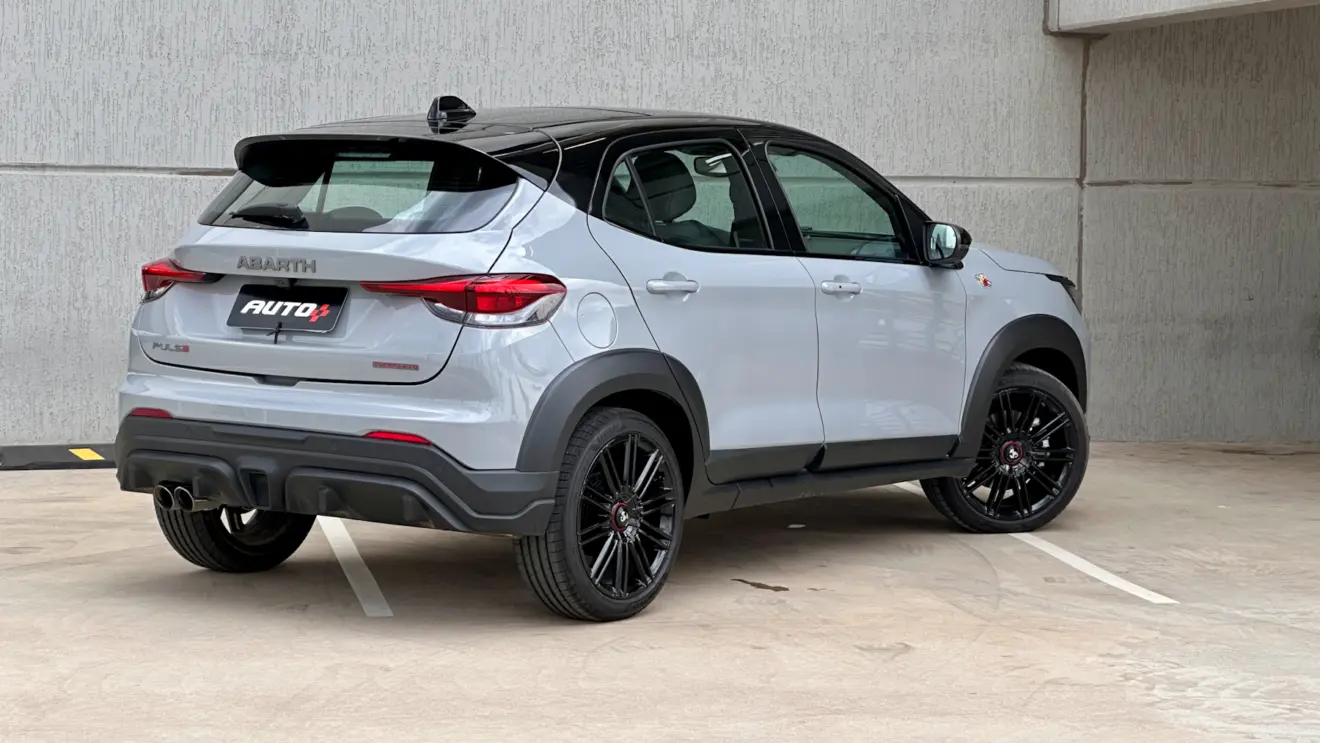Fiat Pulse Abarth 2026 cinza com teto preto de traseira
