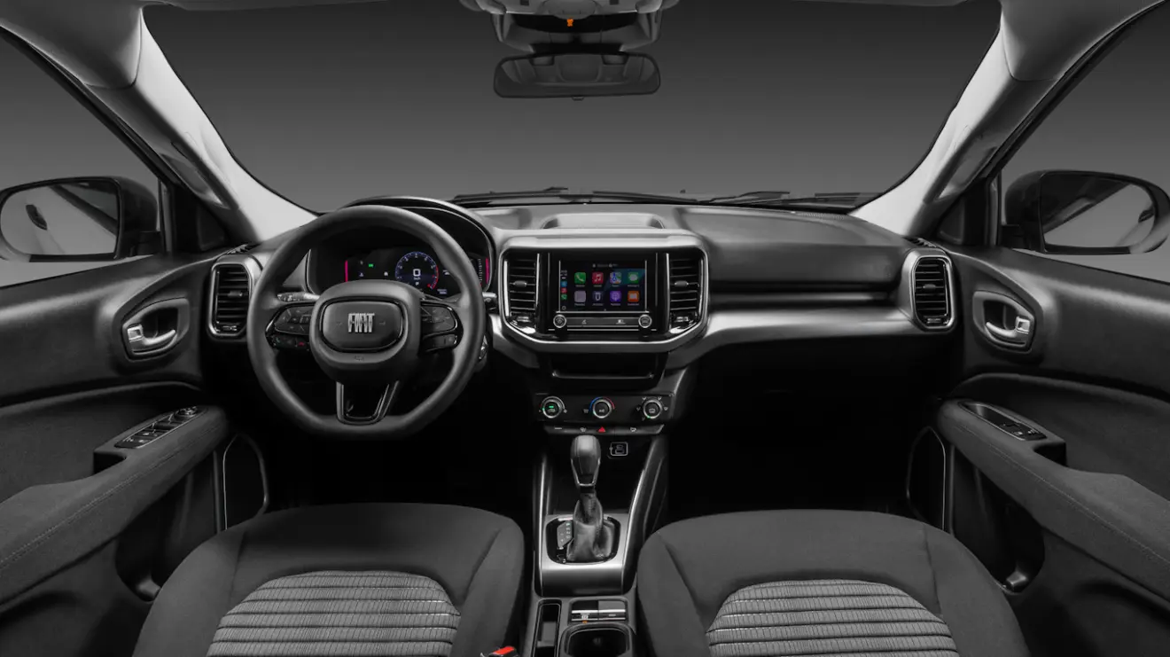 Cabine da Fiat Toro Endurance 2026 com telas ligadas