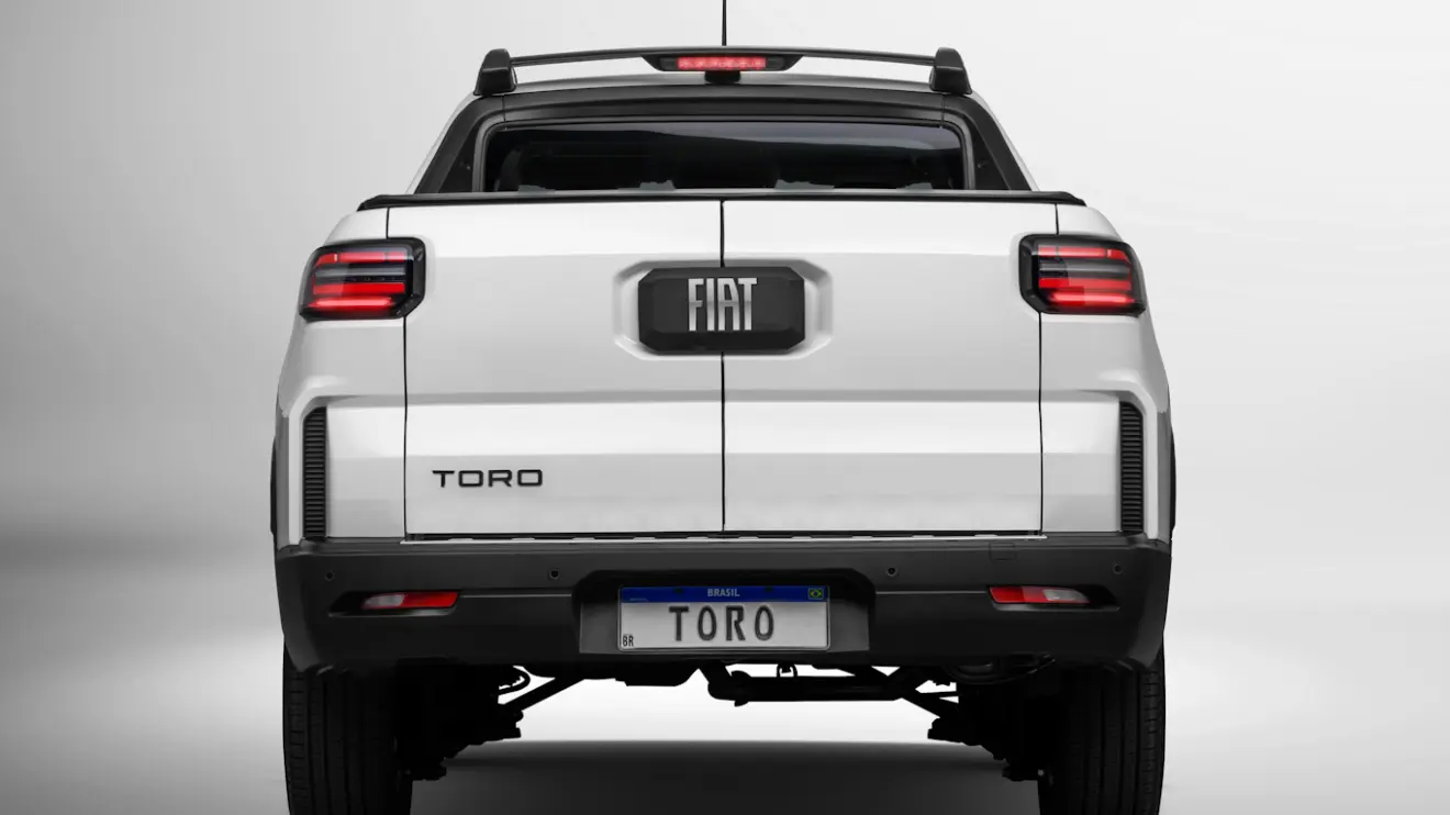 Fiat Toro Endurance branca 2026 vista de trás e com lanternas acesas