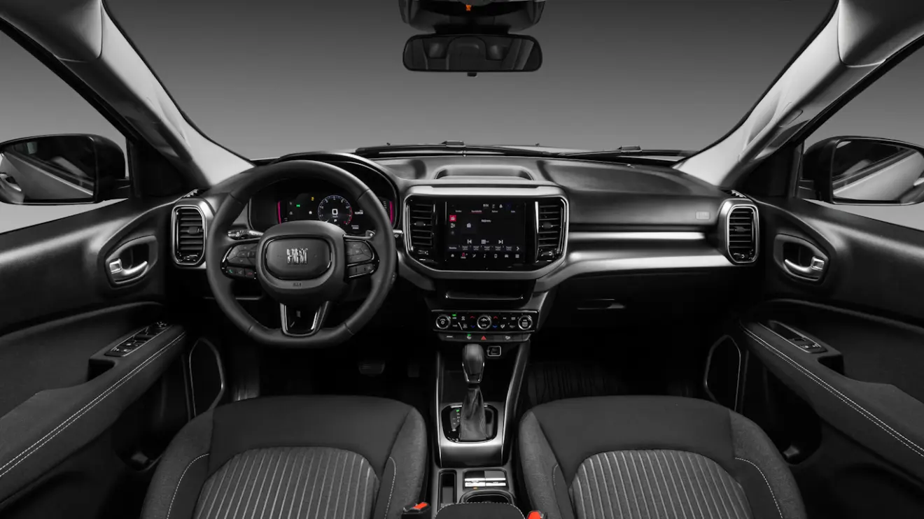 Interior da Fiat Toro Freedom 2026 com telas ligadas