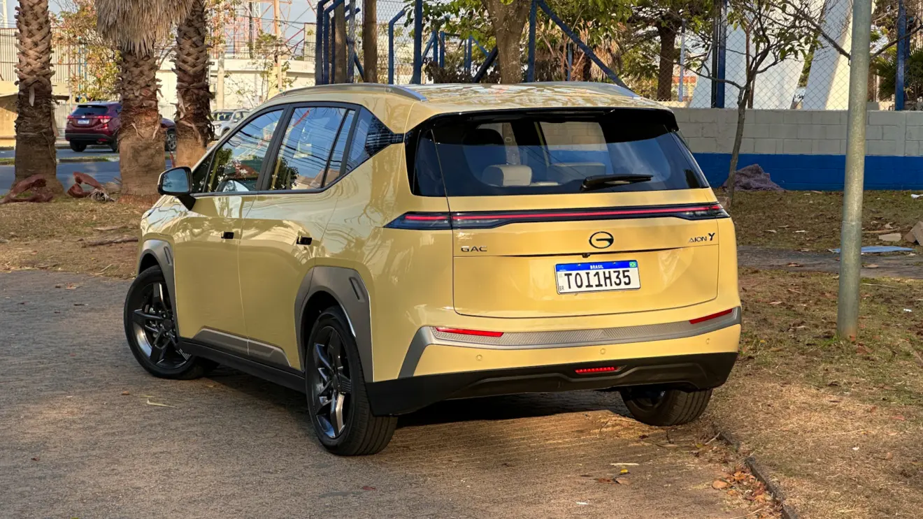 GAC Aion Y amarela de traseira