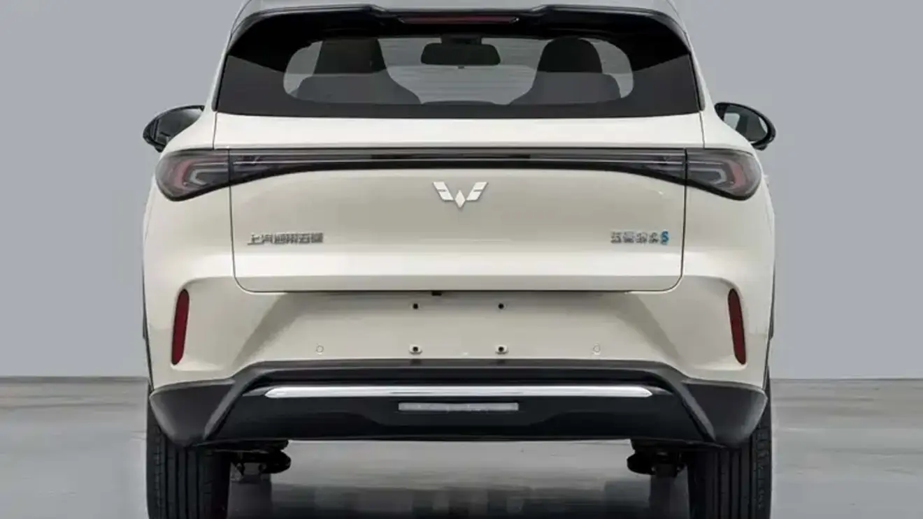 GM Wuling Bingo S branco visto de trás