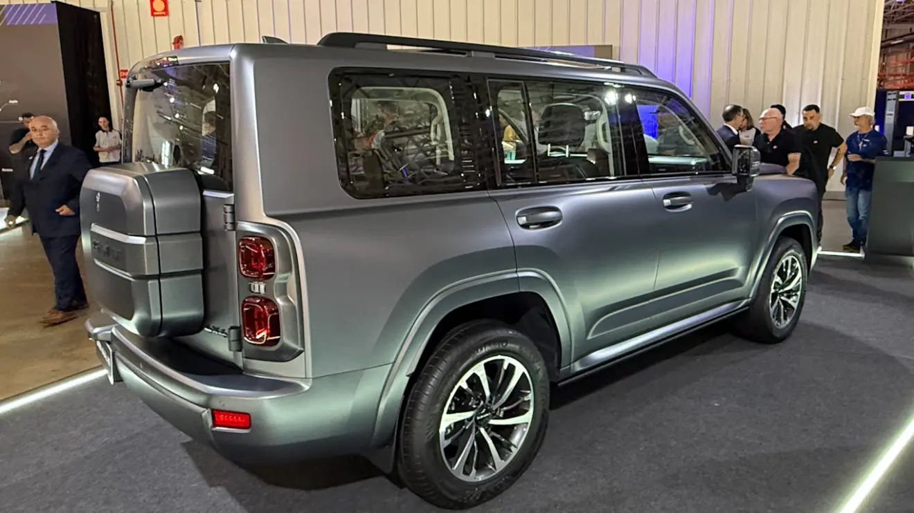 GWM Haval H9 cinza visto de trás