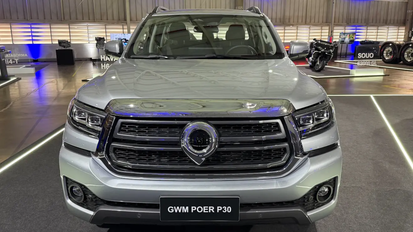 GWM Poer P30 prata vista de frente
