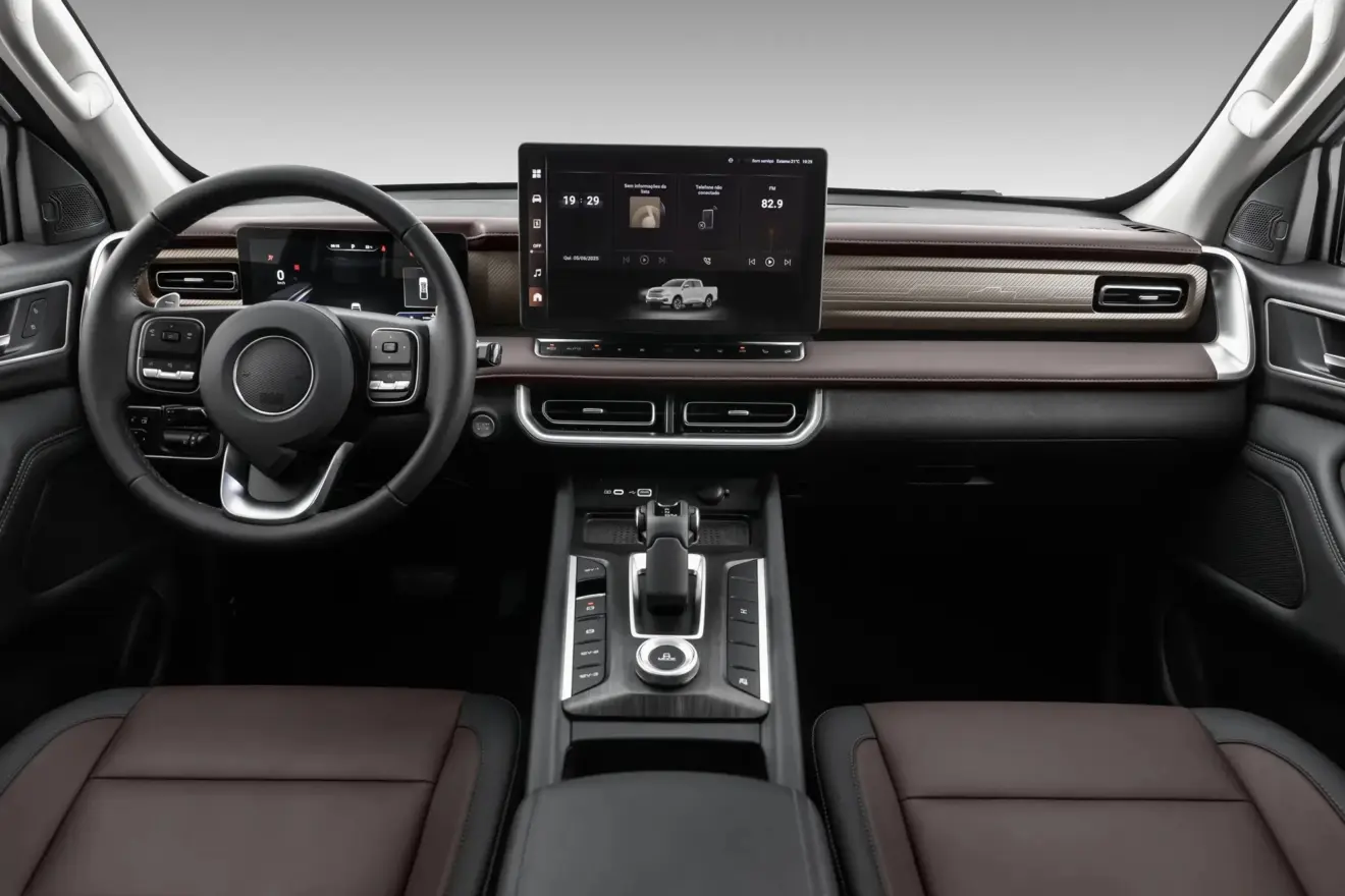 interior com telas ligadas da GWM Poer P30