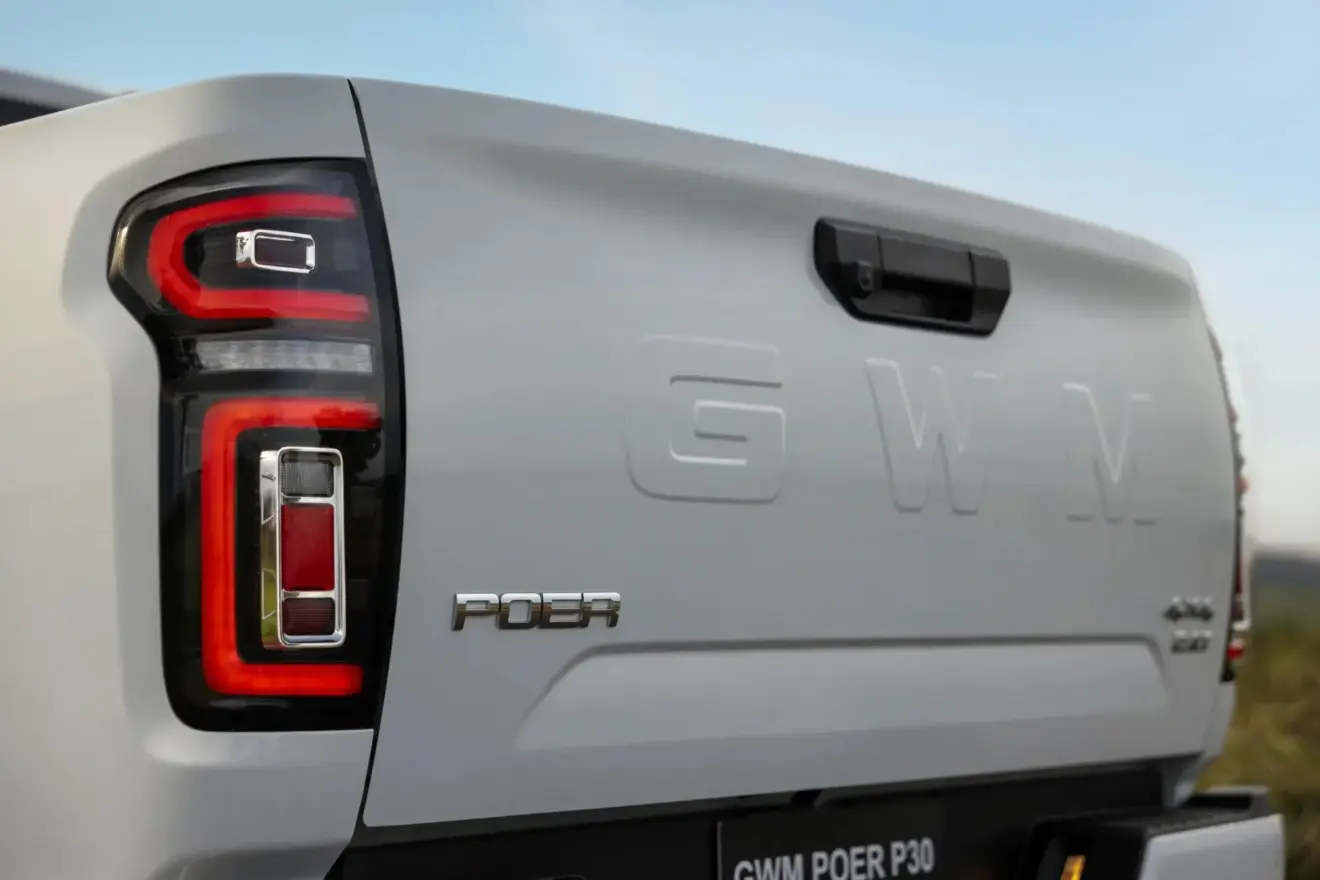 GWM poer P30 branca vista de trás
