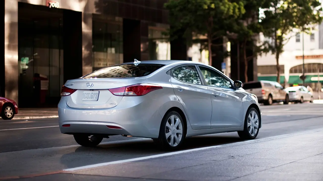 Hyundai Elantra de 2013 estático prata