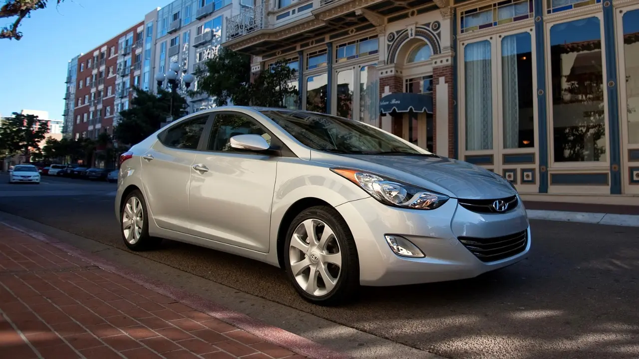 Hyundai Elantra de 2013 estático prata 