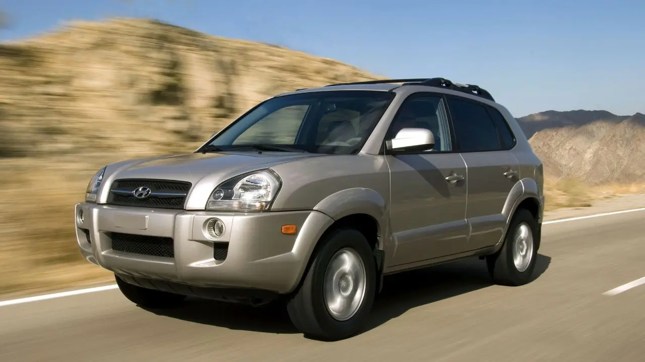 Hyundai Tucson de lado em movimento na cor creme