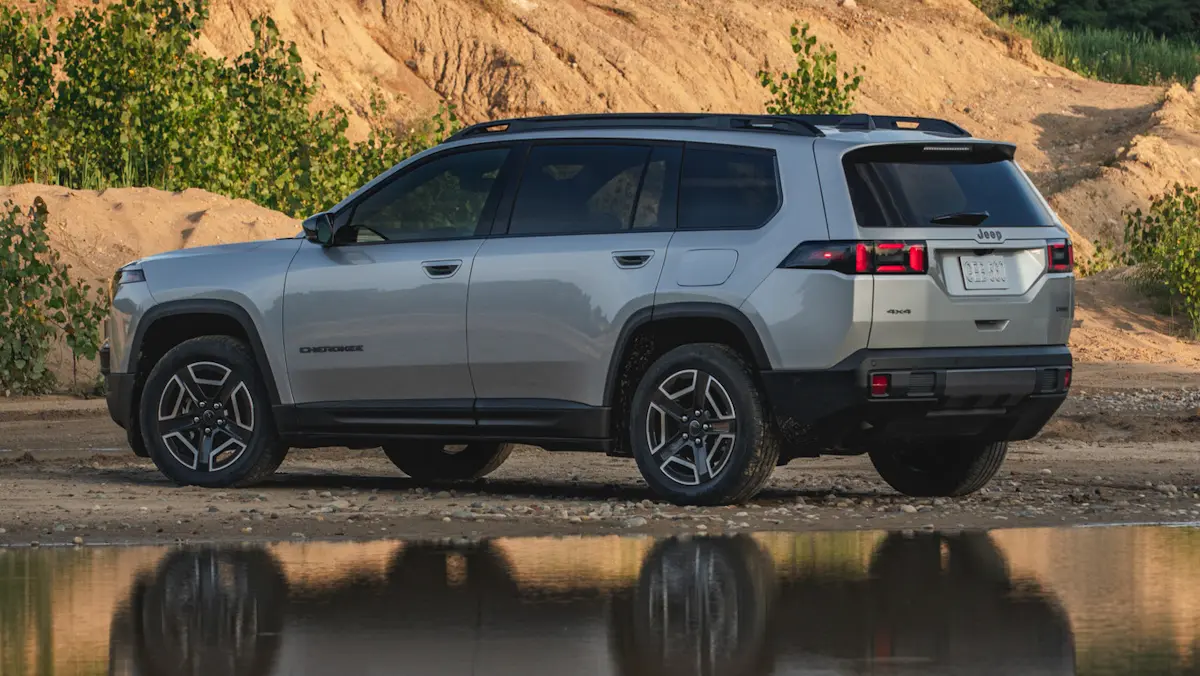 Jeep Cherokee 2026 limited prata de traseira