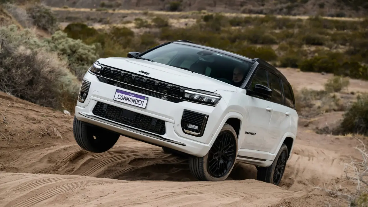 Jeep Commander Blackhawk 2026 branco na trilha de areia é um SUV de sete lugares, que custa menos em relação ao Mini JCW elétrico