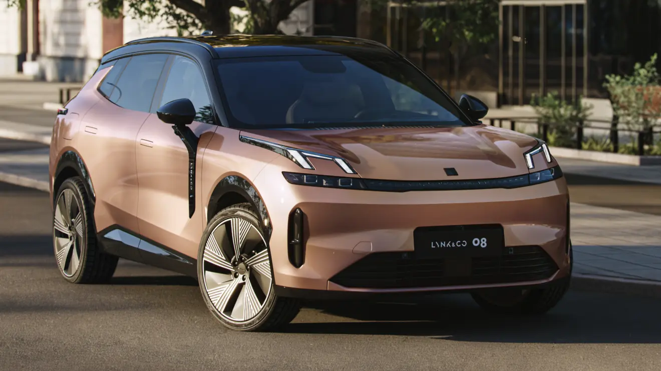 Lynk & Co 08 cobre de frente