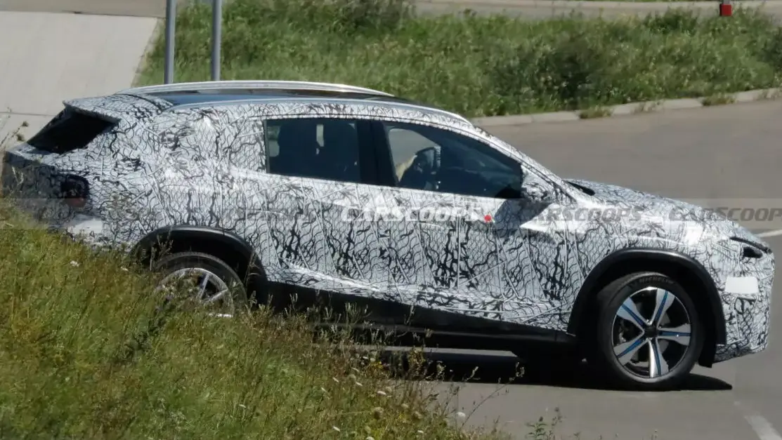 protótipo camuflado e visto de lado do Mercedes-Benz GLA reestilizado