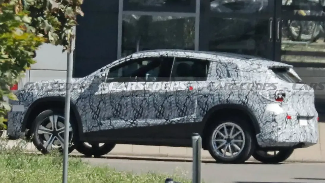 protótipo camuflado e visto de lado do Mercedes-Benz GLA reestilizado