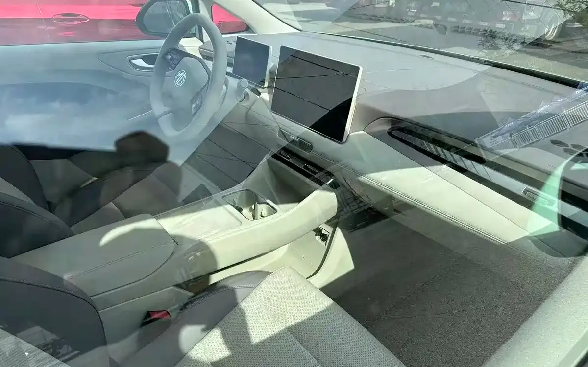 interior claro do MG4 com telas desligadas