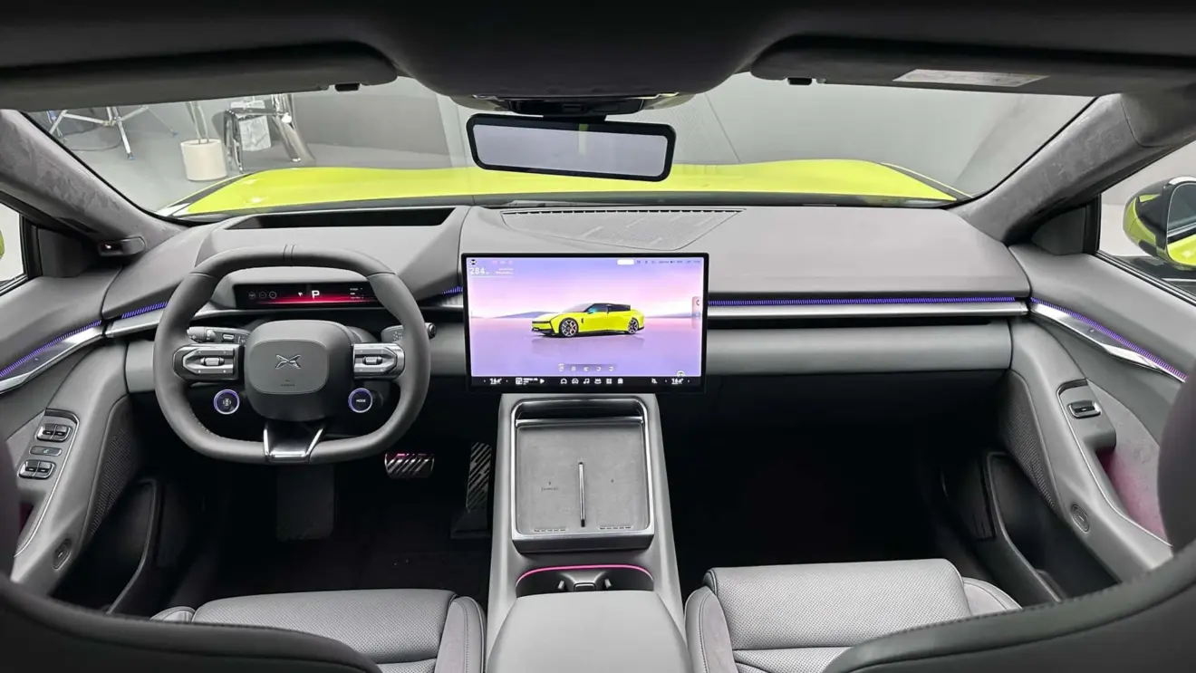 interior com telas ligadas do Xpeng P7