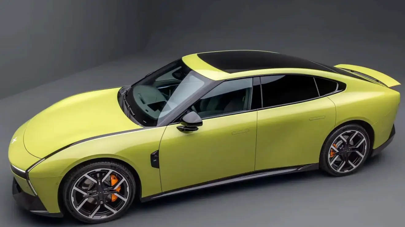 Novo Xpeng P7 amarelo e visto de cima