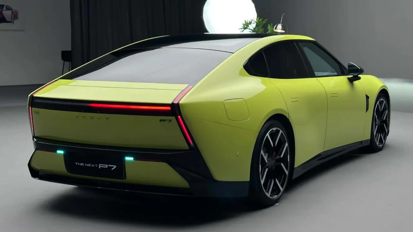 Novo Xpeng P7 amarelo com lanternas acesas e visto de trás